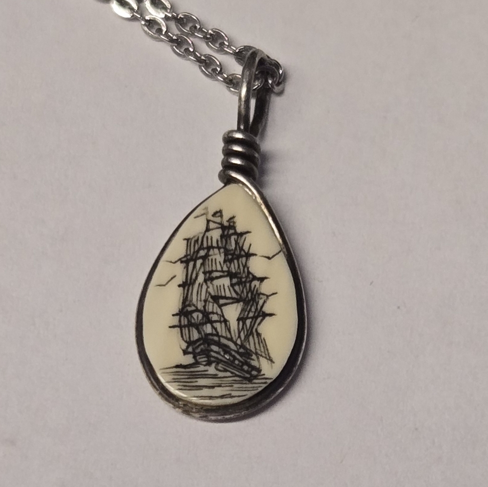 Vtg Small Scrimshaw Ship Necklace - Picture 4 of 6